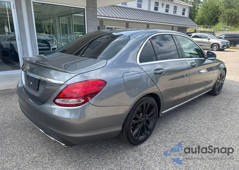 2017 Mercedes-Benz C 300 из США, поврежденный, VIN 55SWF4JB3HU212581
